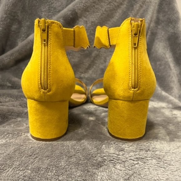 NWOT Versatile, comfy, fashion-forward 11wide yellow sandal - Picture 3 of 4